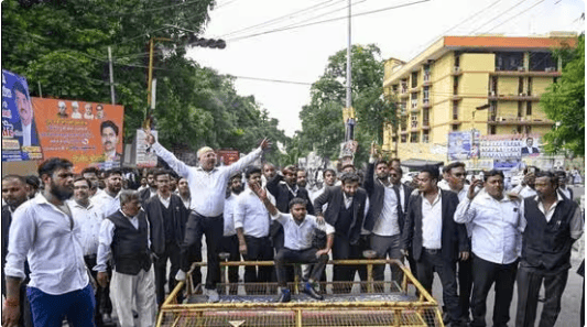UP सरकार ने वकीलों के हित में लिया अहम फैंसला, 'एडवोकेट प्रोटेक्शन एक्ट' के लिए कमेटी का गठन