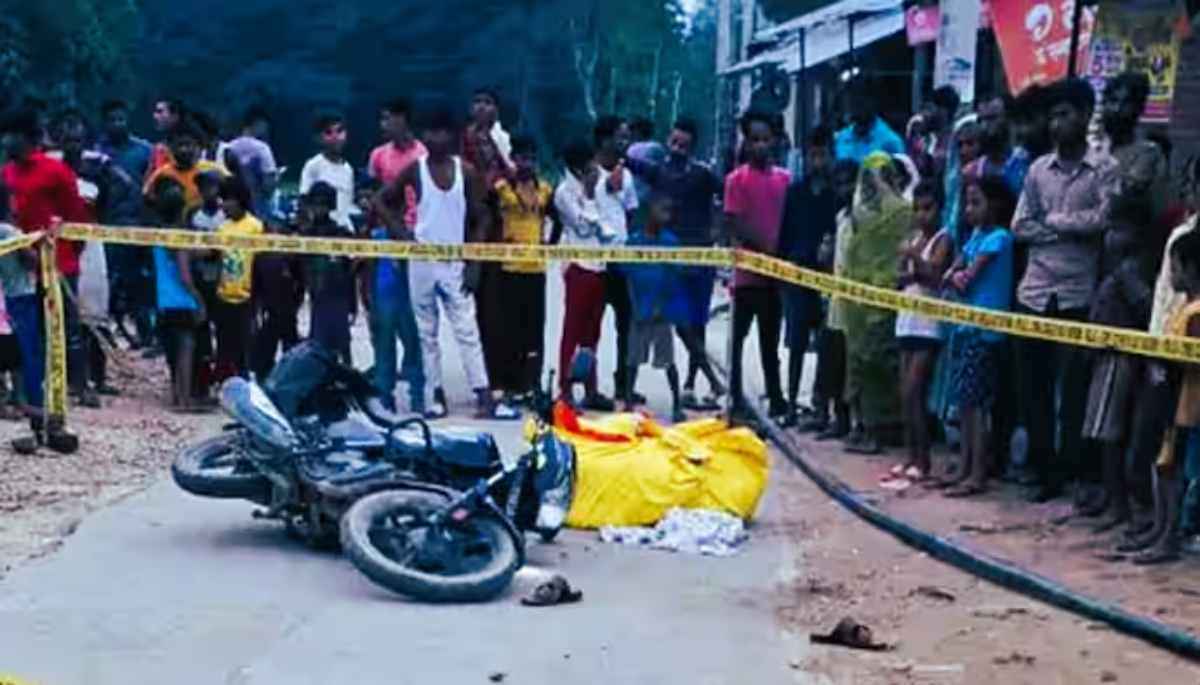 स्पीड ब्रेकर पर उछली बाइक, पोटली नीचे गिरी तो उड़ गए सबके होश