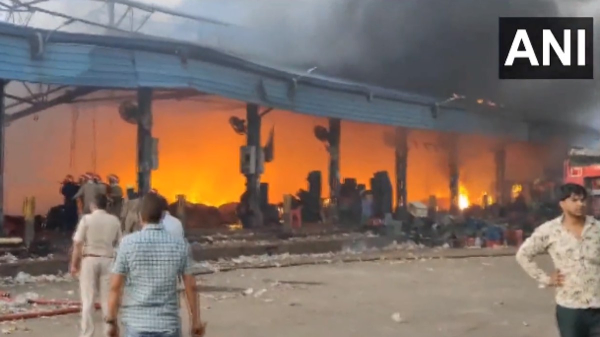 Delhi News, Azadpur Mandi, Azadpur vegetable market, Fire in Azadpur Mandi