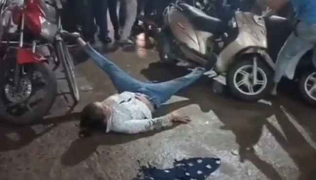 Drunk Girl Create Ruckus On Road Video Viral