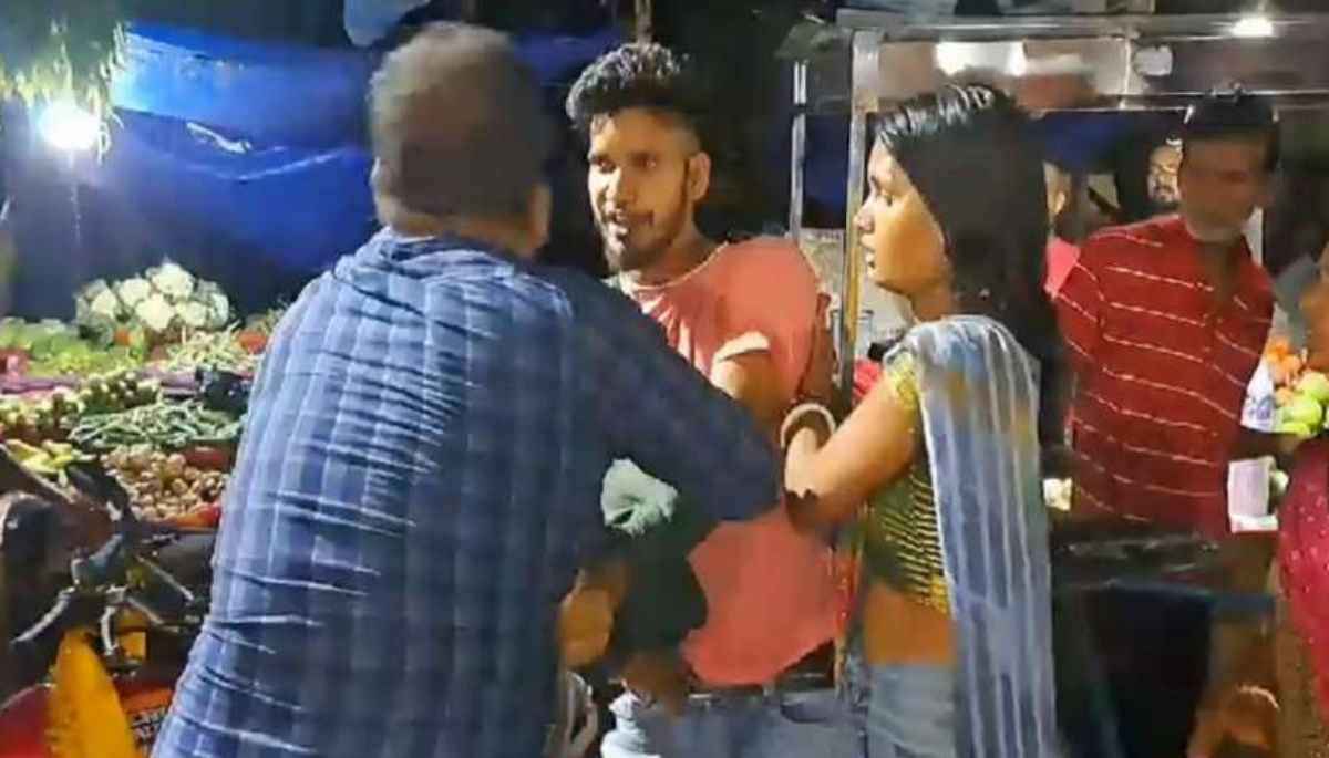 कोर्ट परिसर में पति-पत्नी के बीच जमकर चले लात-घूंसे, सुनवाई के लिए आए थे