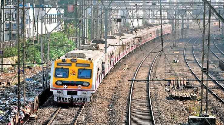 रील्स बनाने के शौकीन सावधान, लोकल ट्रेन में एक हरकत पहुंचा सकती है जेल, जुर्माना भी भरना पड़ेगा