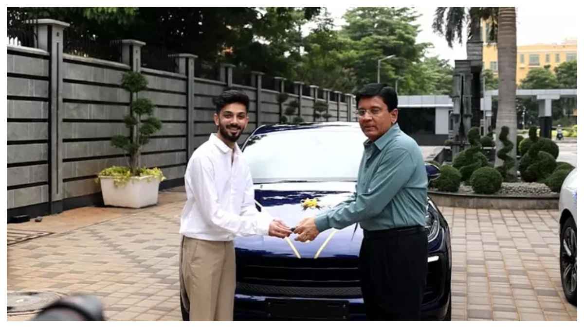 कभी BMW तो कभी Porsche, जानिए कौन है वह प्रोड्यूसर, जिसने अब बांटे 300 Gold Coin