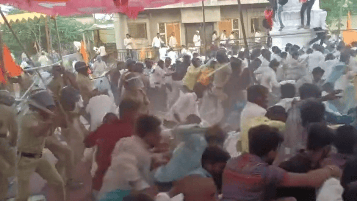 मराठा आरक्षण आंदोलन में बवाल, प्रदर्शनकारियों को पुलिस ने दौड़ा-दौड़ाकर पीटा, दागे आंसू गैस के गोले, देखें VIDEO