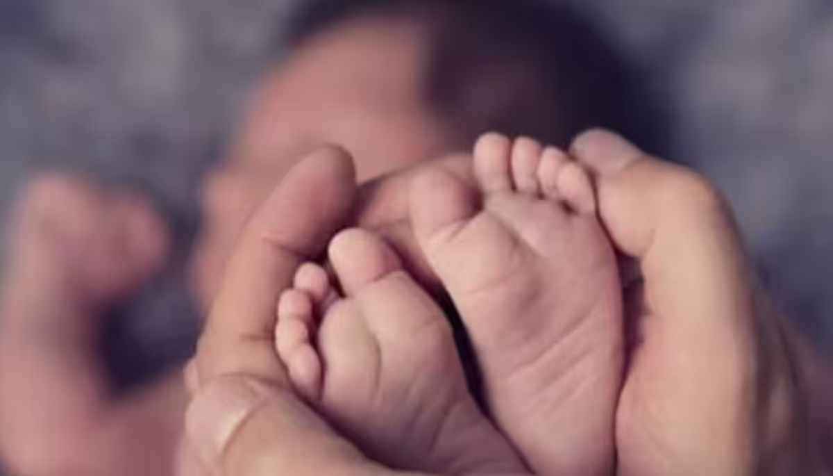 प्यार में अंधी मां 4 माह की बच्ची को झाड़ियों में फेंक देवर संग हुई फरार