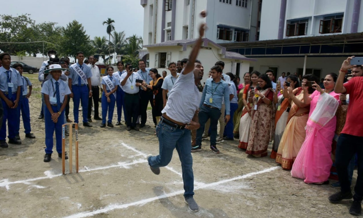 श्रीलंकाई क्रिकेटर मुथैया मुरलीधरन ने स्कूल स्टूडेंट्स के साथ खेला Cricket; खुद पर बनी फिल्म '800' का प्रचार करने पहुंचे नाम खिलाड़ी - News24 Hindi