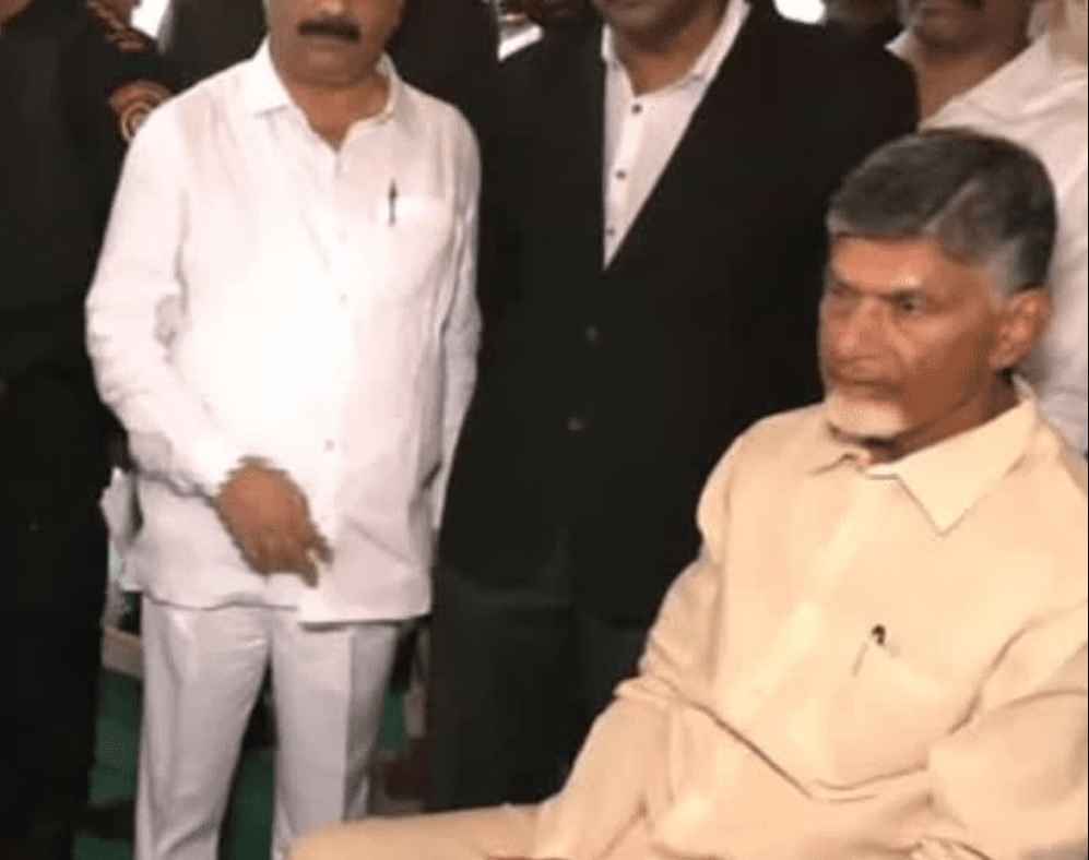 आंध्र प्रदेश के पूर्व CM चंद्रबाबू नायड़ू को CID ने उनके घर से उठाया, देखिए गिरफ्तारी का VIDEO