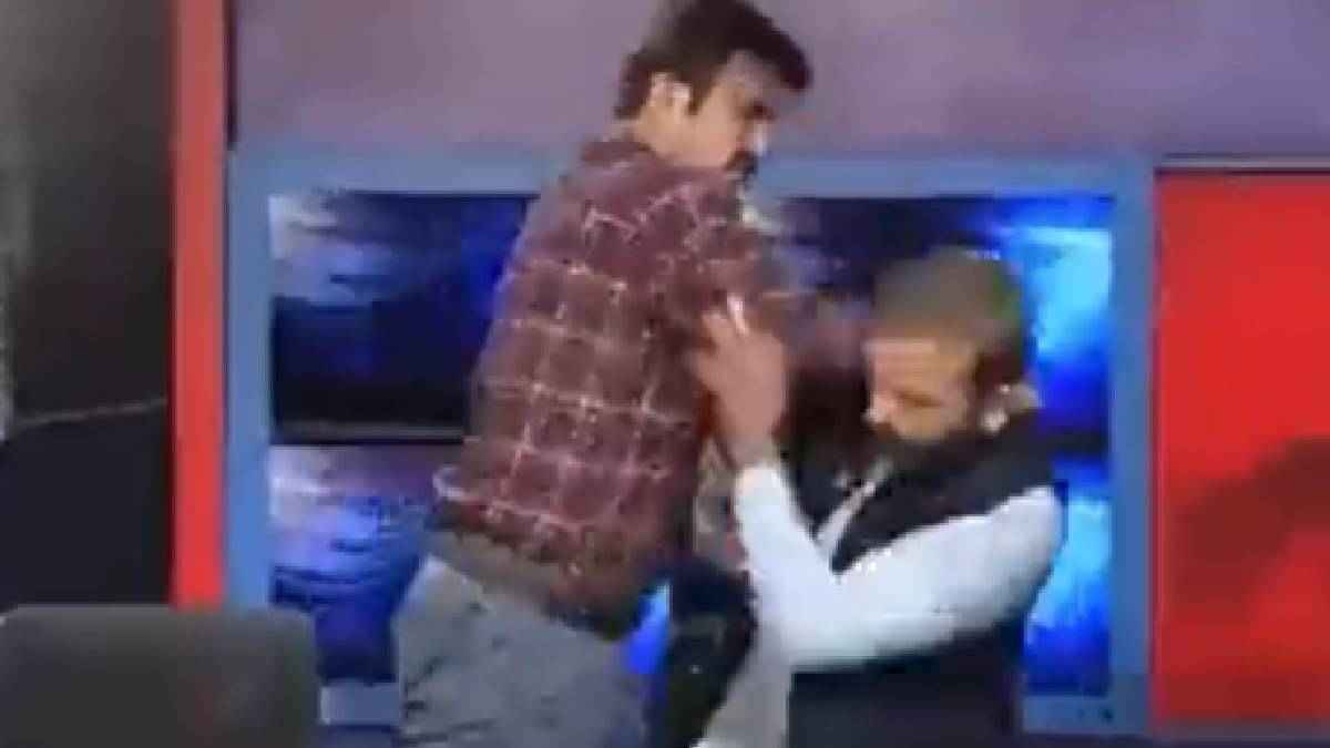 Watch Viral Video: पाकिस्तान में लाइव टीवी शो में नेताओं ने एक-दूसरे पर बरसाए थप्पड़