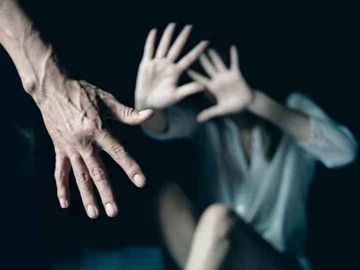 यूपी पुलिस की करतूत, धमकी भरे काॅल की शिकायत दर्ज कराने चौकी गई महिला तो दारोगा ने दोस्तों संग लूट ली आबरू