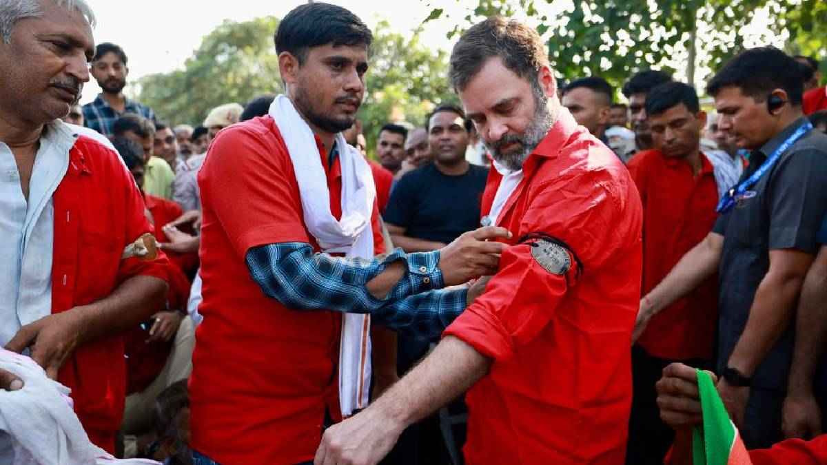 Rahul Gandhi Anand Vihar Railway Station lifts luggage