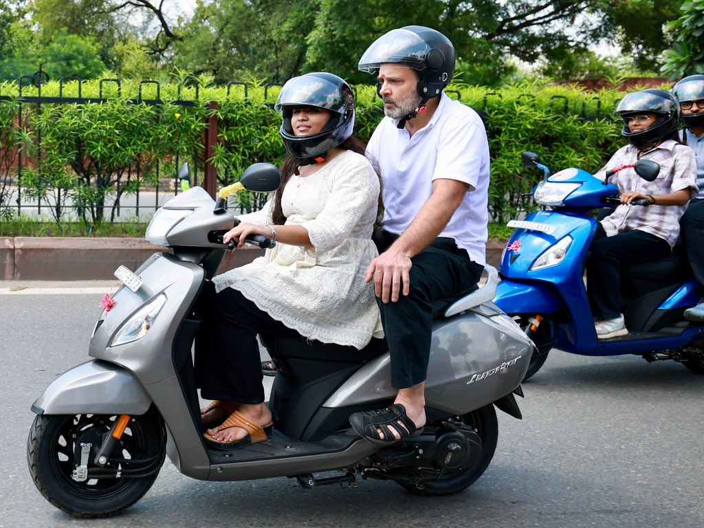 Rahul Gandhi Scooty Ride with College Girl In Jaipur