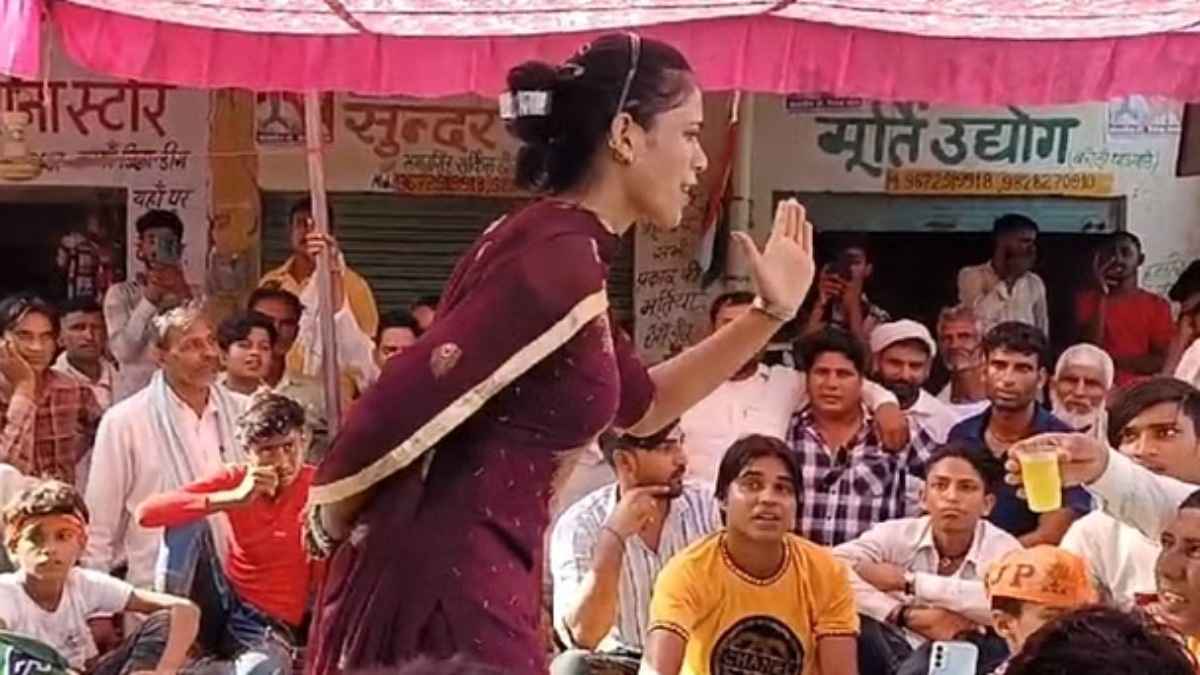 भाजपा की परिवर्तन यात्रा में कांग्रेस के पूर्व विधायक ने बुलाई महिला डांसर