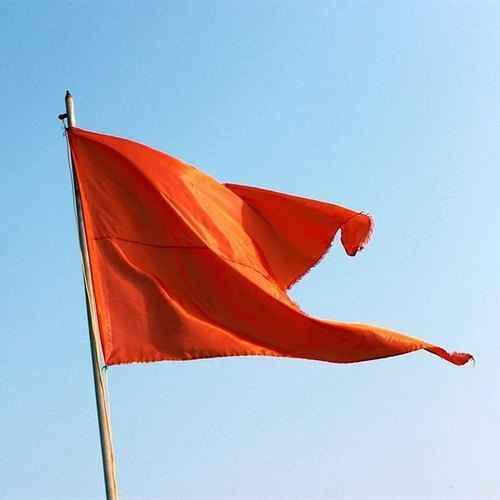 भगवा झंडा लगाने के बाद मचा बवाल, जानें क्या है मामला?