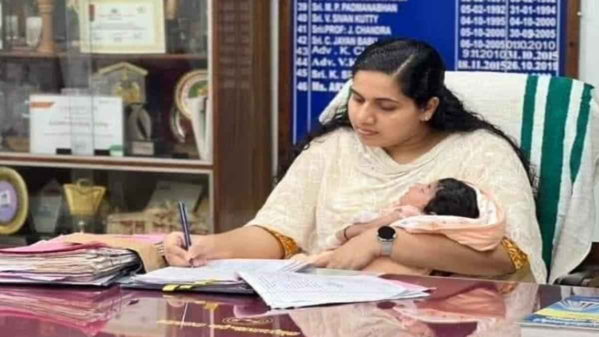 जज्बे को सलाम! सबसे कम उम्र की मेयर एक बार फिर सुर्खियों में, गोद में नन्ही परी को लेकर पहुंचीं ऑफिस