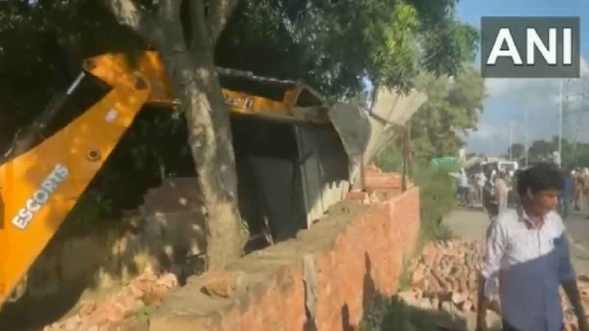 सुल्तानपुर में BJP नेता के ऑफिस पर चला बुलडोजर, डॉक्टर हत्याकांड में दर्ज हुआ था केस