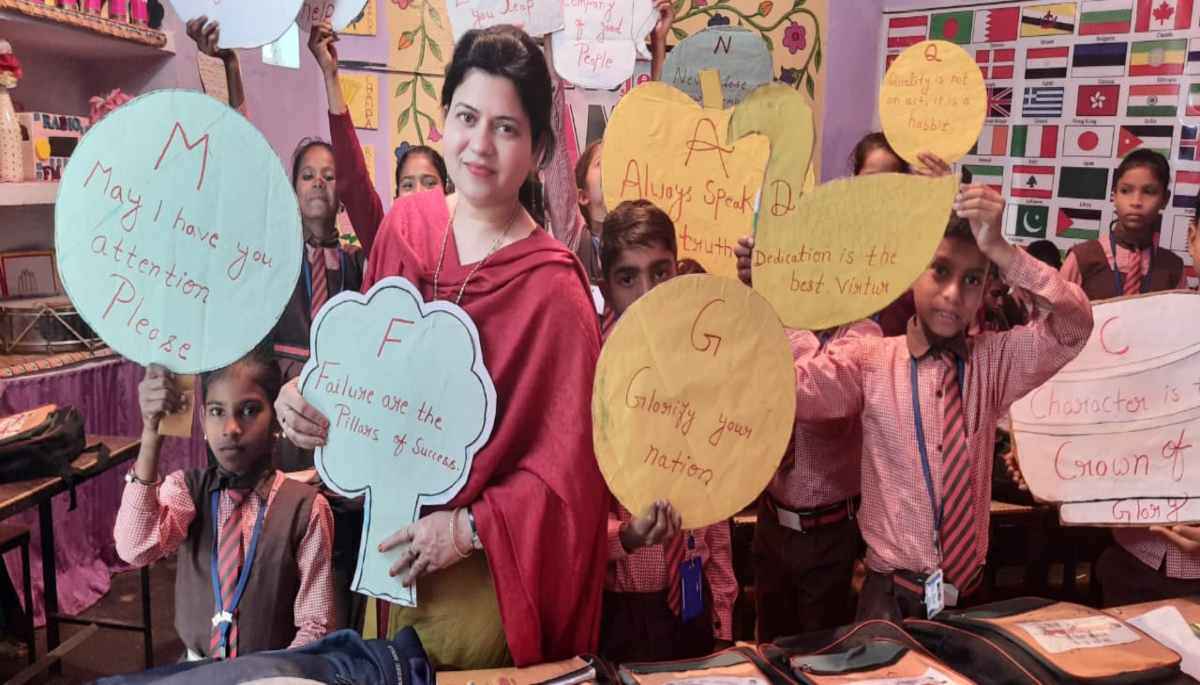 जिस स्कूल में कभी शाम को सजती थीं शराबियों की महफिलें, उसी स्कूल की टीचर को बेस्ट टीचर अवार्ड, जानें संघर्ष की कहानी