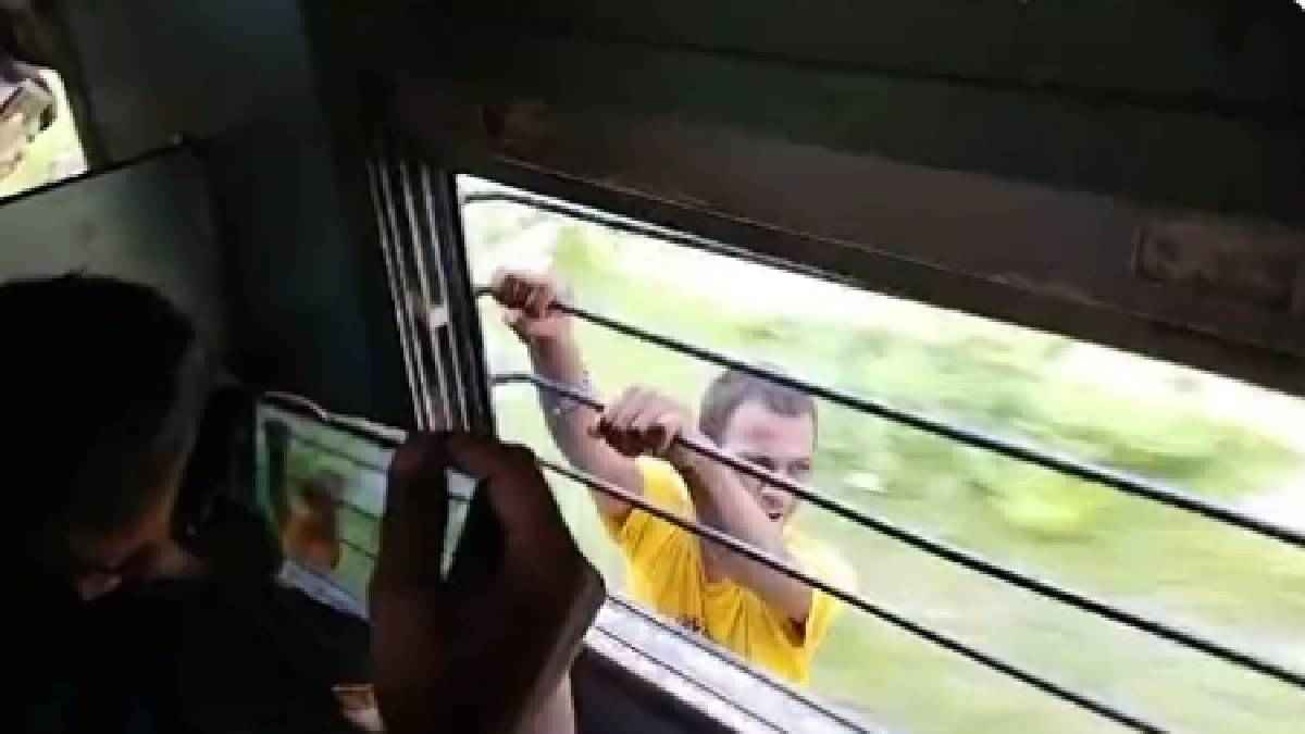 'भइया... पकड़े रहना, छोड़ना मत', तेज रफ्तार ट्रेन की खिड़की से बाहर लटका रहा चोर; देखें चौंकाने वाला वीडियो