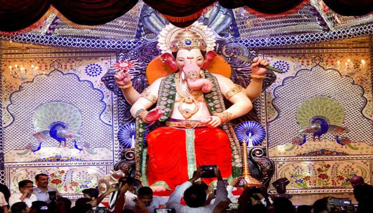 Thieves Stolen Money From Ganesh Pandal In Maharashtra