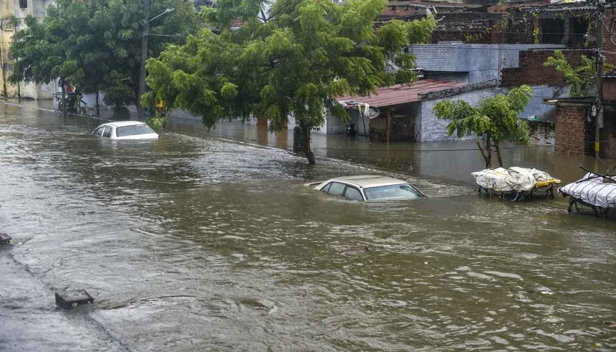 यूपी के 10 जिलों में IMD ने जारी किया भारी बारिश का अलर्ट, कई नदियों का जलस्तर बढ़ा