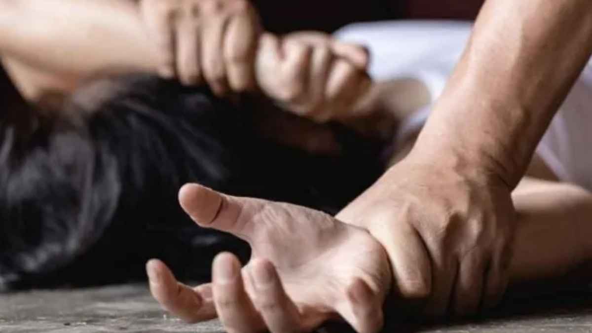 मंदिर गई 20 साल की लड़की की लाश तालाब में मिली, मां बोली-पुजारी और दोस्त ने लूटी अस्मत; जलाकर मार डाला
