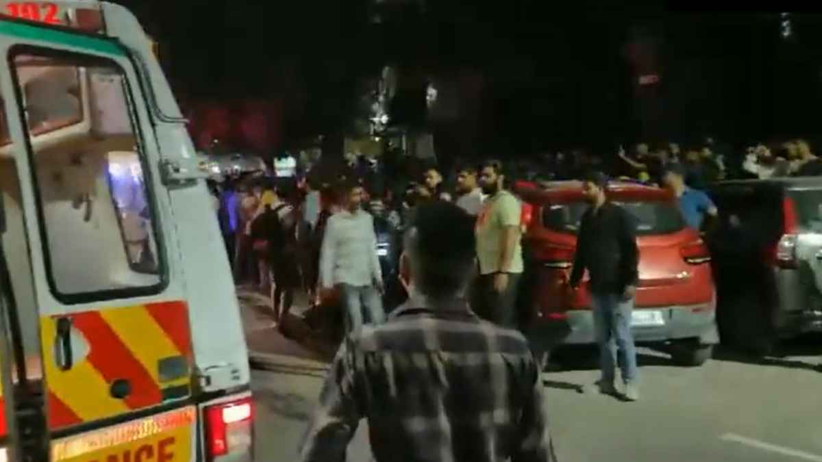 Mukherjee Nagar fire: मुखर्जी नगर के गर्ल्स पीजी हॉस्टल में लगी आग, 35 लड़कियों को निकाला बाहर सुरक्षित
