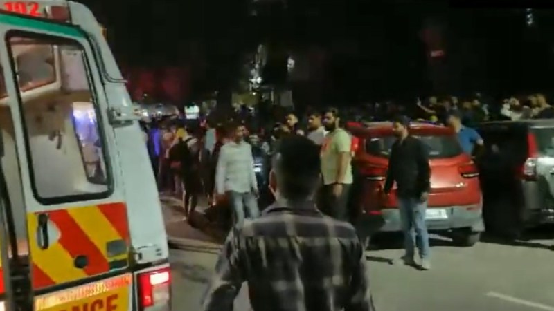 Mukherjee Nagar fire: मुखर्जी नगर के गर्ल्स पीजी हॉस्टल में लगी आग, 35 लड़कियों को निकाला बाहर सुरक्षित
