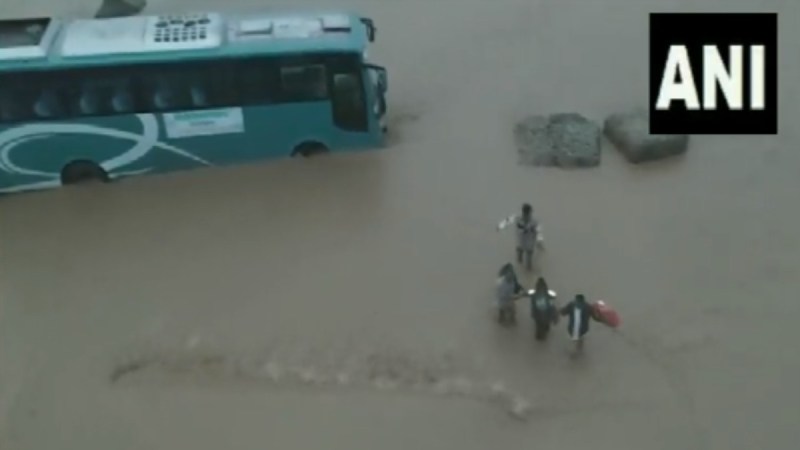 Watch Video, Haridwar Video, Viral Video, Volvo bus stuck in river, Uttarakhand Video