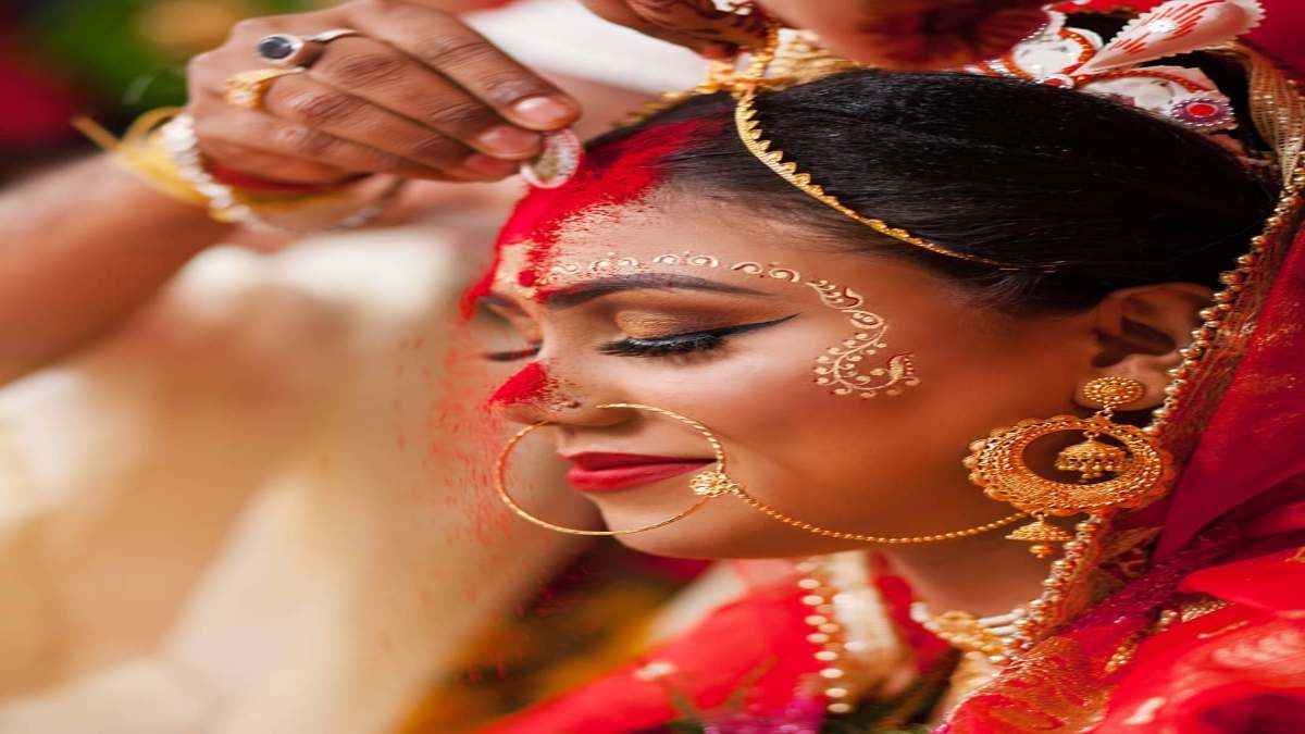 Vermilion Falls Indicate: मांग भरते वक्त इस 1 जगह पर गिर जाए 'सिंदूर', तो समझिए होने वाला है ये बड़ा लाभ