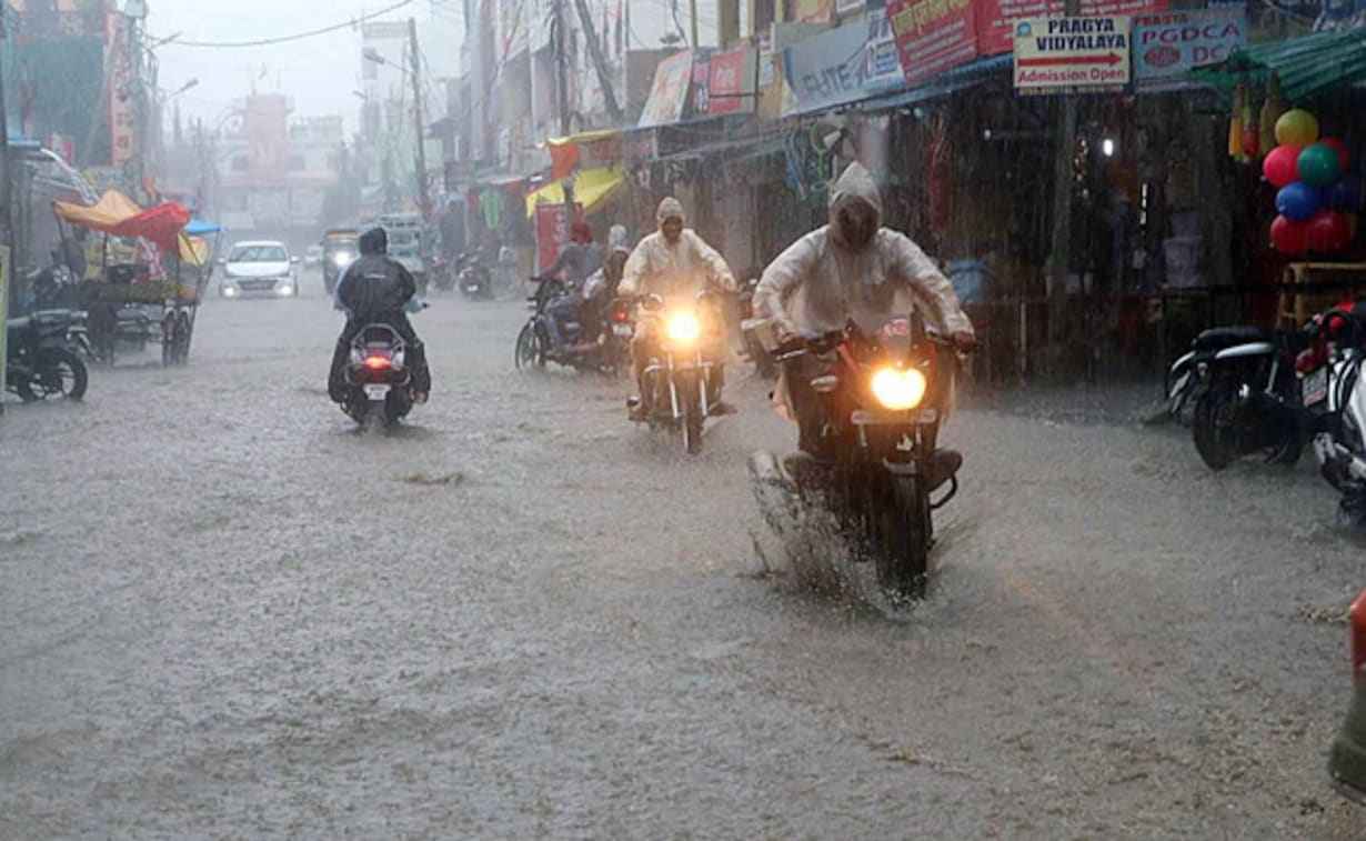 MP News : भारी बारिश ने एमपी में ढाया कहर, कहीं डूब गयीं सड़के, तो कहीं रेलवे ट्रैक हुए ध्वस्त