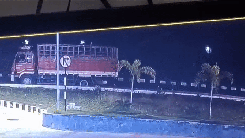 Speeding van rams truck Tamil Nadu highway cctv viral
