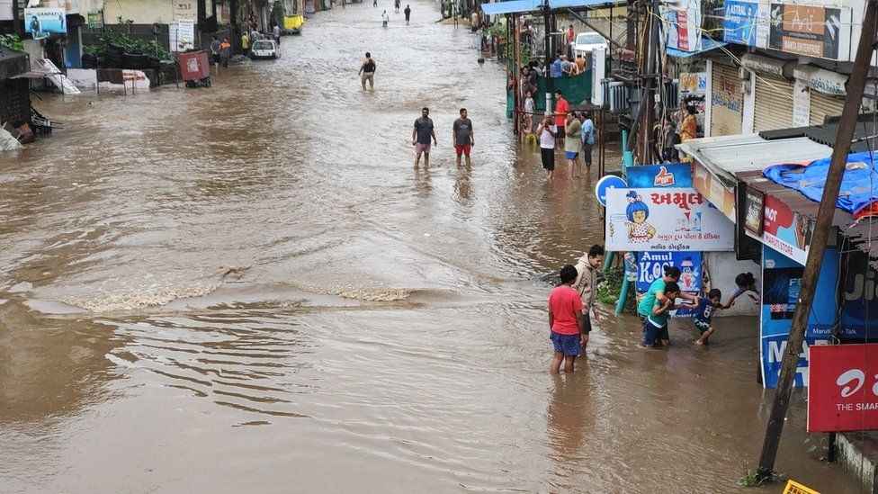 गुजरात में बाढ़ के बाद गन्दगी का अम्बार , महामारी फैलने का खतरा , जनता का गुस्सा देख मंत्रीजी भागे