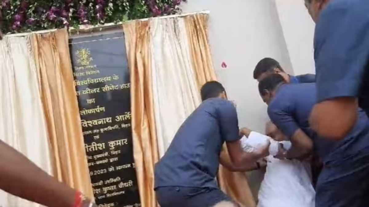 टीचर्स डे पर पटना यूनिवर्सिटी पहुंचे CM नीतीश कुमार जमीन पर गिरे; स्टेज पर अचानक ऐसे बिगड़ा बैलेंस