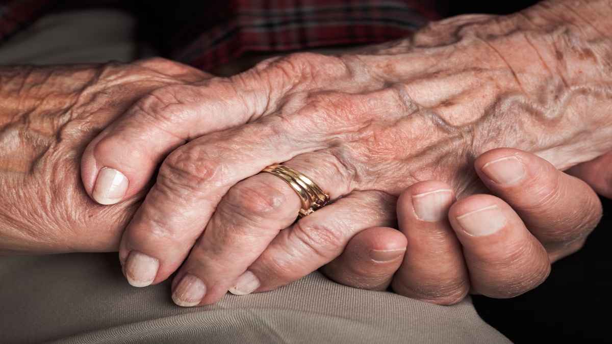 5 बेटे, 2 ने तोड़ा नाता, सेवा-देखभाल नहीं करते, फिर भी चाहिए हिस्सा, क्यों दूं...पढ़ें बुजुर्ग दंपती की कहानी
