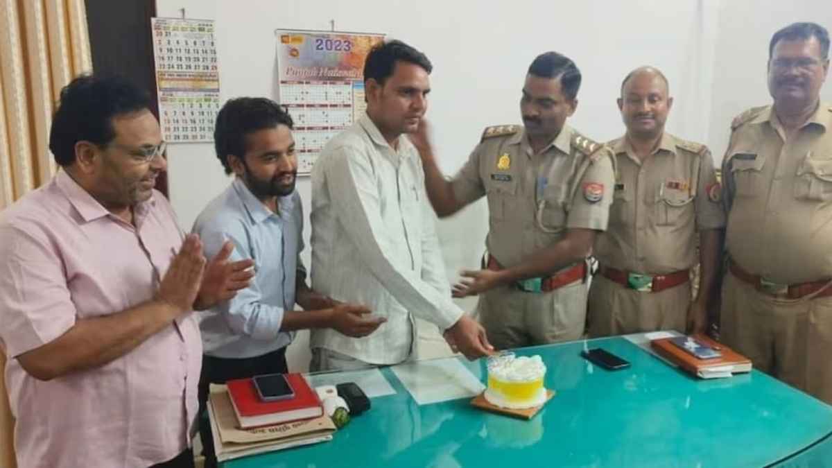 यूपी के थानेदार ने थाने में सपा नेता के भाई संग बर्थडे मनाया, अपने हाथ से केक खिलाया, तस्वीरें वायरल