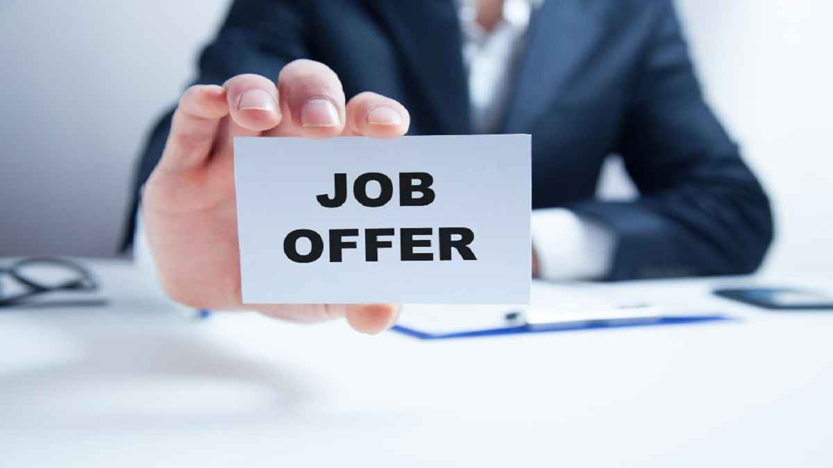 कर लेंगे ये खास काम तो 50 की उम्र में भी मिलेगी शानदार JOB