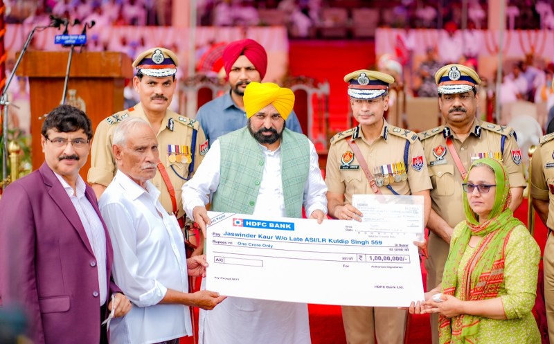 पंजाब के सीएम मान सिंह ने शहीदों को दिया मान, ड्यूटी के दौरान शहादत पाने वालों के परिवारों को सौंपे तीन करोड़ रुपए के चैक