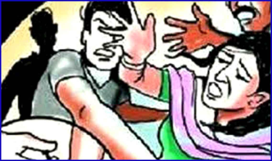 UP में मनचलों के हौंसले बुलंद, स्कूल से घर जा रही छात्रा से बदतमीजी, विरोध करने पर जानलेवा हमला
