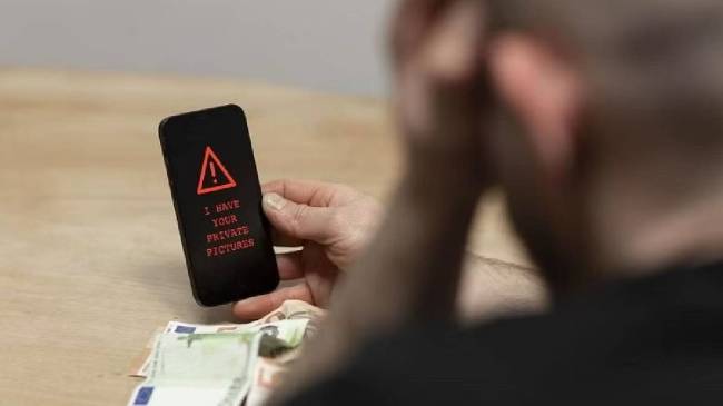 obscene video viral threatening former officer home ministry cheated 22 lakh rupees