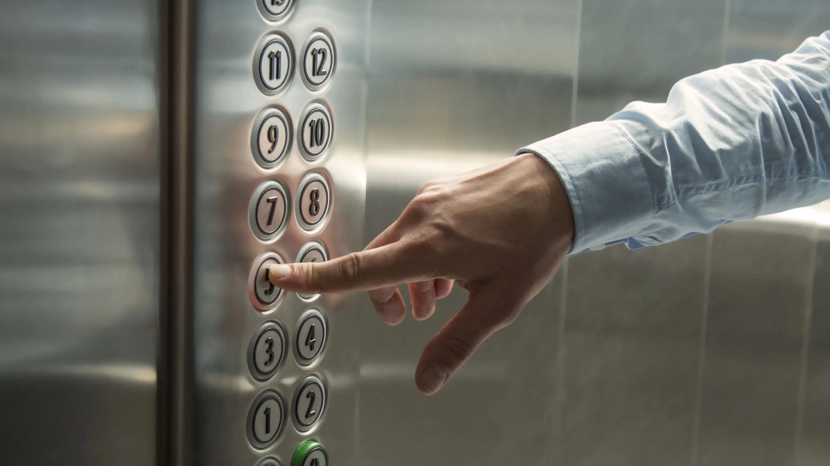 लिफ्ट में तीन घंटे तक फंसा रहा कर्मचारी, कंपनी के HR ने काट ली सैलरी