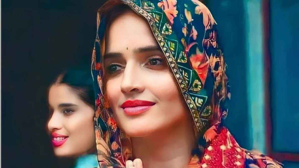Watch Video: पाकिस्तान से आई सीमा बनीं 'राधा', पति के साथ नजर आईं नए लुक में