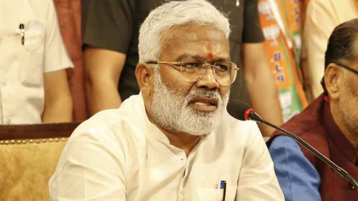 राज्य पेयजल एवं स्वच्छता मिशन के दफ्तर पहुंचे जल शक्ति मंत्री स्वतंत्र देव सिंह, अफसरों से लम्बी चर्चा