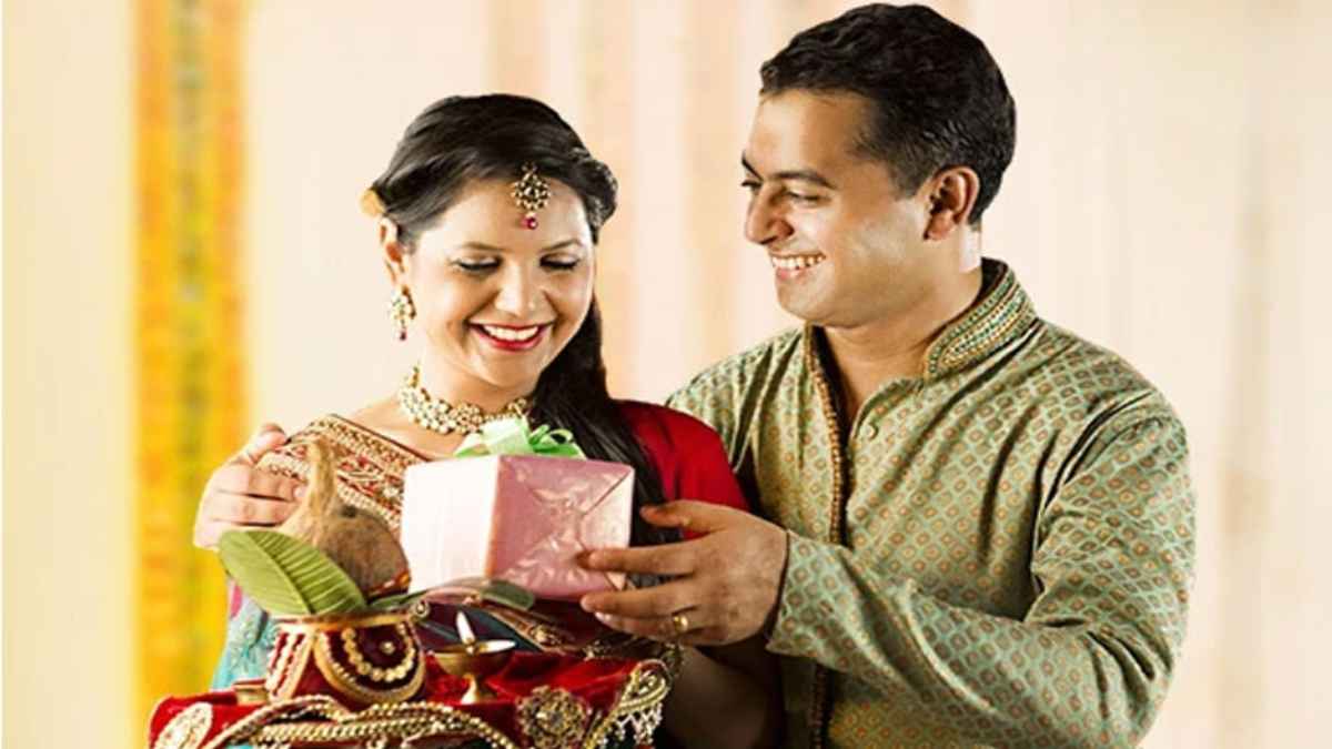 Karwa Chauth पर पार्टनर को दें, ये स्पेशल गिफ्ट, चार गुना बढ़ जाएगा प्यार
