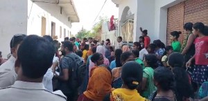 200 Christians Hoisted in a missionary's house, Chhattisgarh News in hindi, Conversion In Chhattisgarh, Dispute On Conversion, Korba Local News, People Surrounded Christian Missionary, Religious Issues