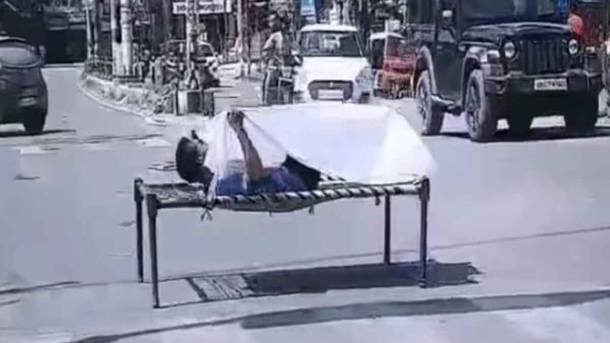 हाइवे के चौक पर चारपाई डाल दिखा रहा था टशन; अब उसी खाट समेत पहुंचा चौकी