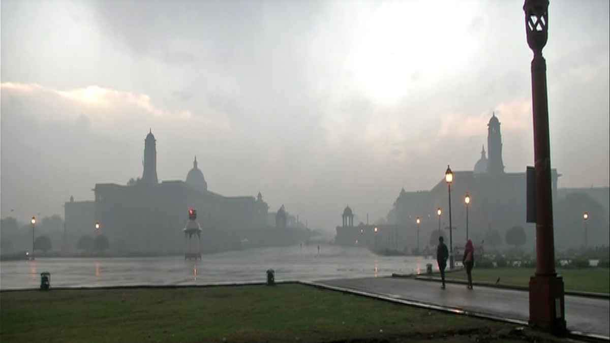 Weather Update Today: दिल्ली में बूंदाबांदी के आसार, दक्षिण भारत में 4 दिन तूफान की आशंका; IMD का ताजा अपडेट