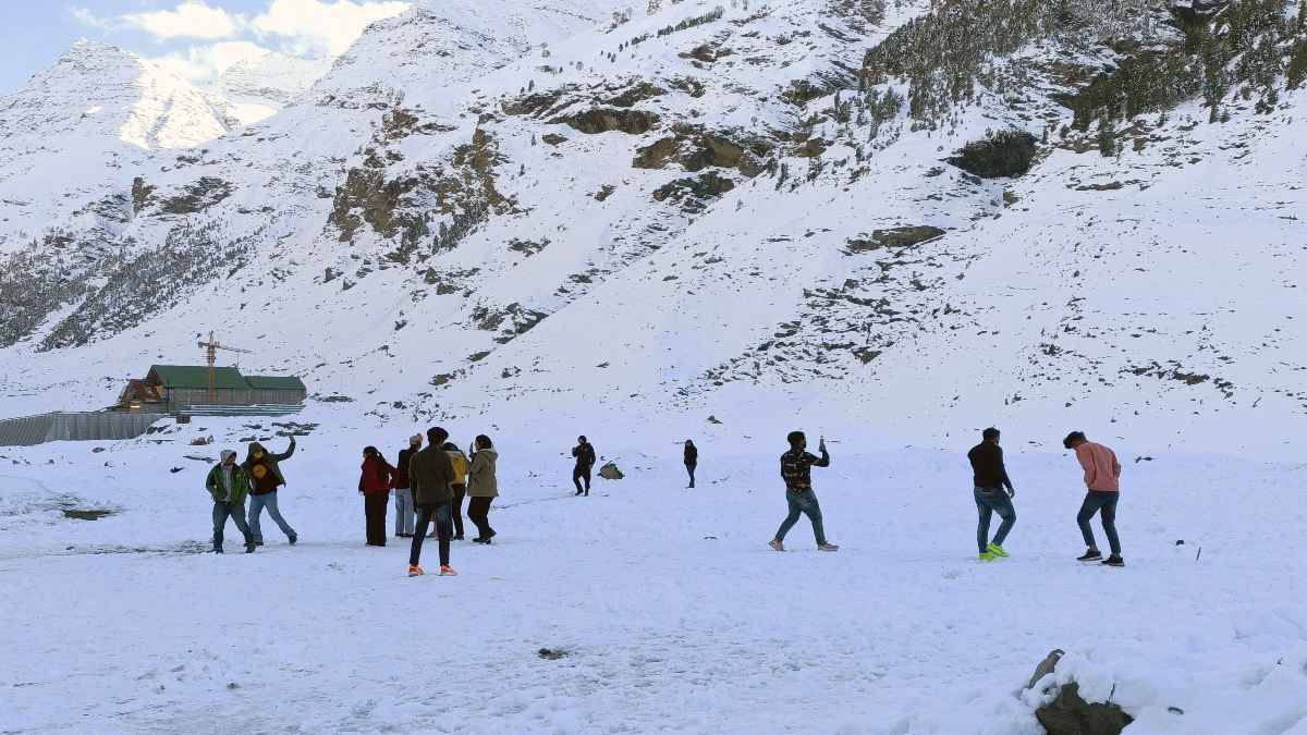 IMD Weather Update: दिन में रहेगी गर्मी, पर्वतीय हवाएं चलने से शाम होते ही बढ़ेगी ठंड; जानें मौसम का ताजा अपडेट