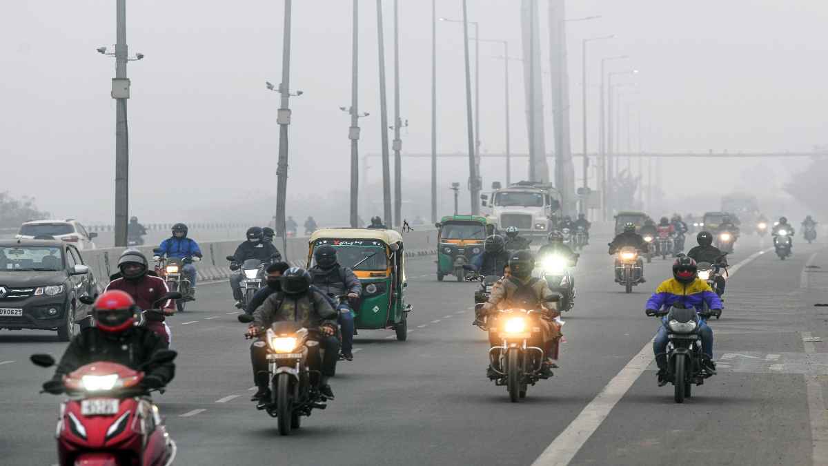 IMD Weather Update: दिल्ली-NCR में बारिश से गिरा पारा, पहाड़ी इलाकों में जमकर बर्फबारी; जानें आज का मौसम