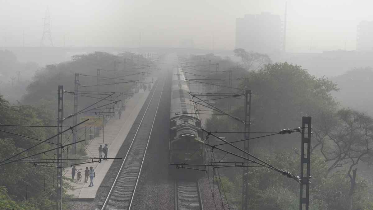 Delhi AQI: दिल्ली की जहरीली हवा में कुछ सुधार, दशहरा पर आतिशबाजी और पटाखों का नहीं दिखा खास असर