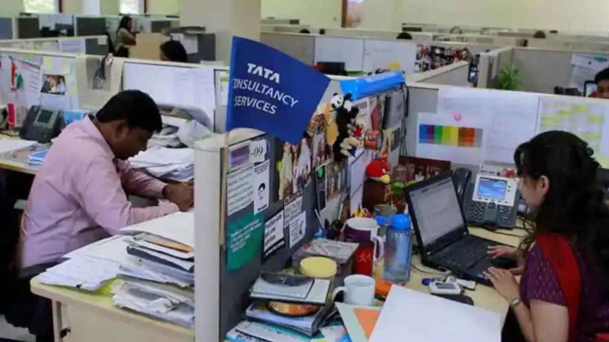 Private नौकरियों ने कर दिया कमाल, सरकारी बाबू हुए पीछे