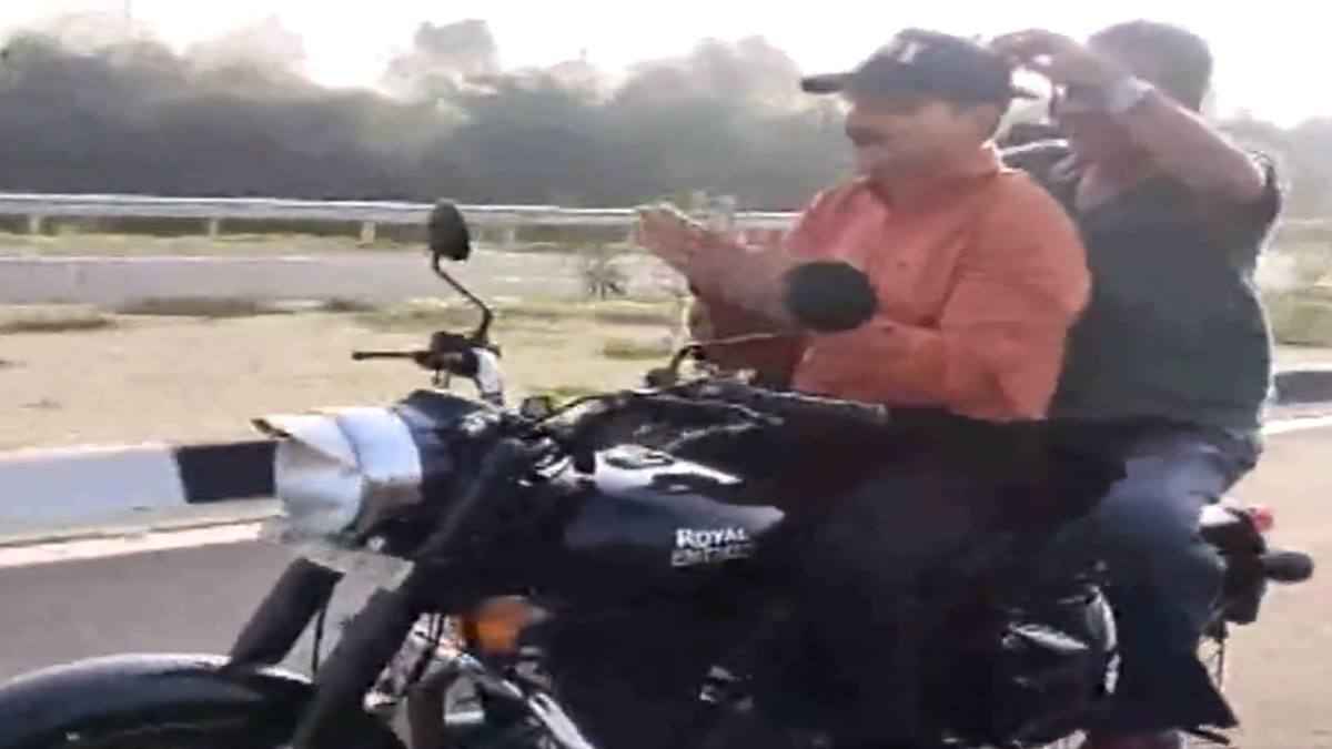 बिना हेलमेट और हाथ छोड़कर बाइक चलाने पर अधीर रंजन चौधरी की सफाई, बोले- 'वहां कोई नहीं था'